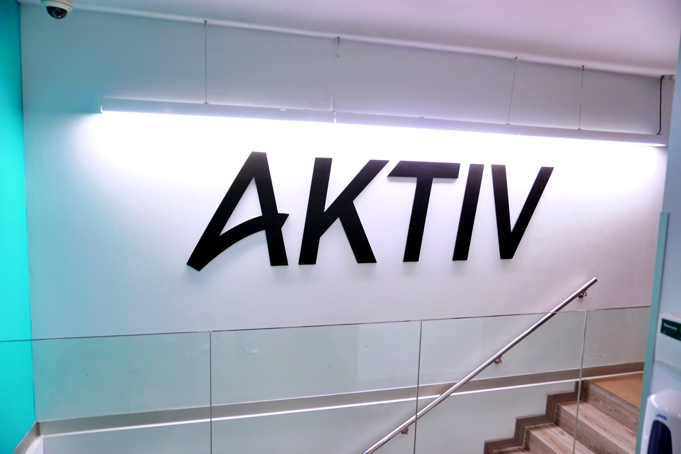 Entrada de AKTIV 24h con logo en la pared